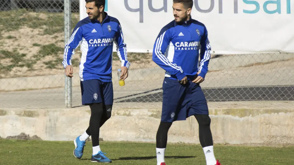 Ángel, junto a Javi Ros, en el entrenamiento del Real Zaragoza de este miércoles.