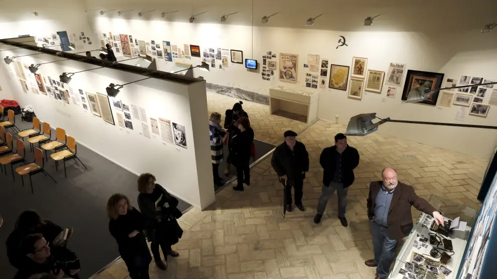 Víctor Pardo, comisario de la exposición, explicó varios de los contenidos de 'Orwell toma café en Huesca'.