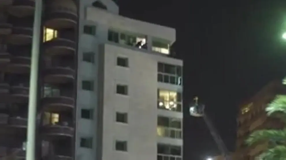 Rescatan a una niña de 5 años colgada de una ventana en Alicante
