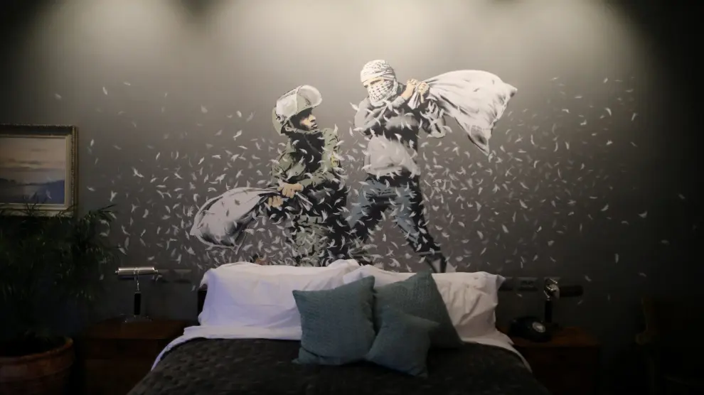 Dibujo del artista británico Banksy en el hotel de Belén.