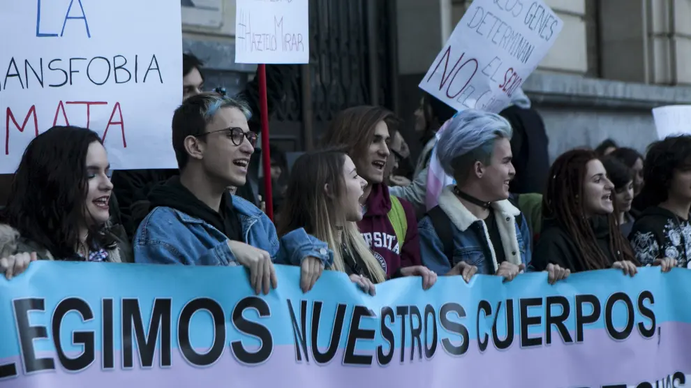 Concentración en Zaragoza contra la campaña tránsfoba de Hazte oír