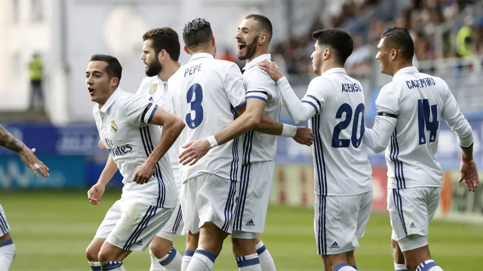 Los futbolista del Madrid celebran el primer gol de Benzema.