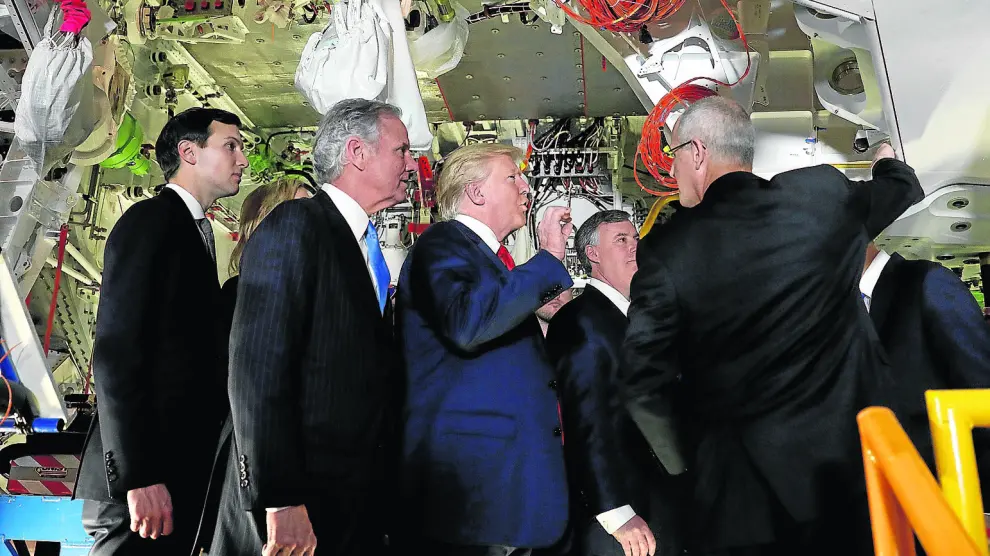 El presidente Donald Trump, centro, durante una visita a la fábrica de aviones Boeing en Carolina del Sur, el 17 de febrero.