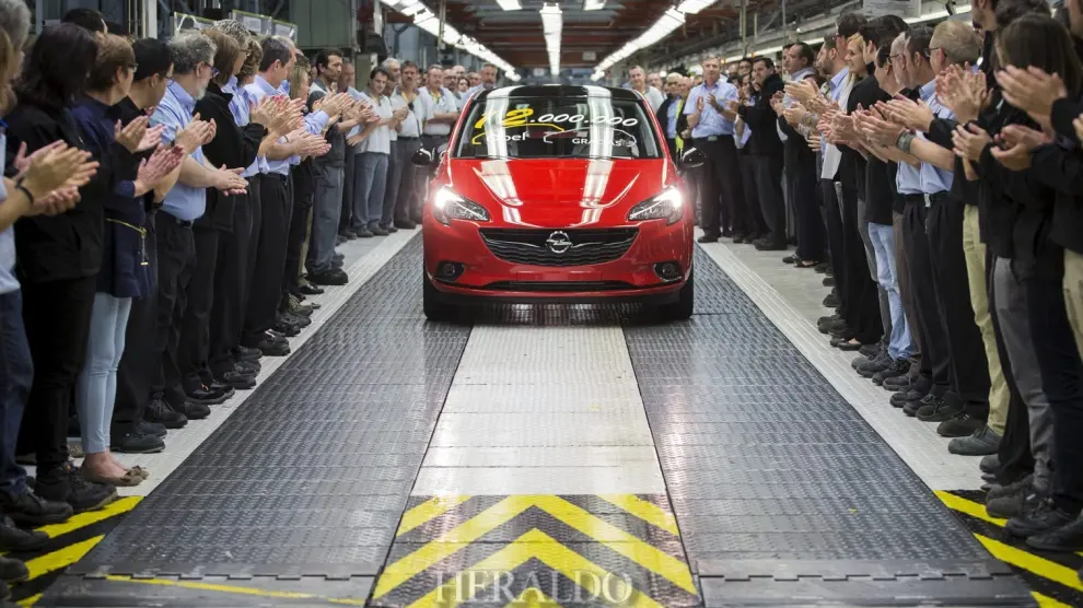 14 de mayo de 2015: trabajadores de GM reciben entre aplausos al coche doce millones de la planta de Figueruelas, un Opel Corsa, a su salida de la cadena de producción