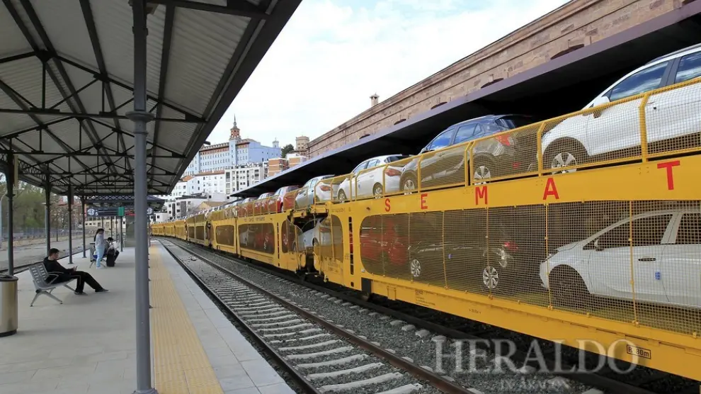 Un tren con coches Opel con destino Valencia, espera en la estación de Teruel. Mide 550 metros y transporta 240 coches
