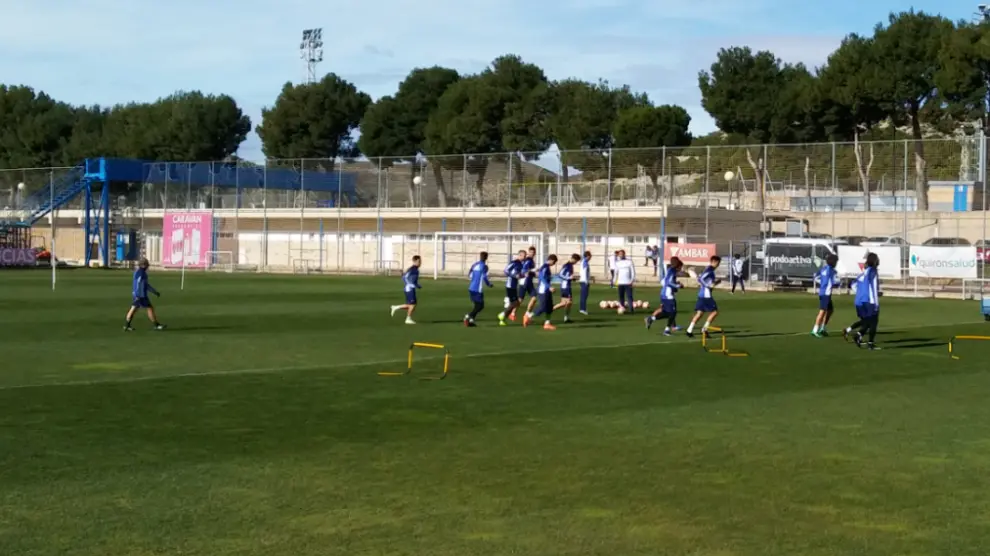Un pasaje del suave entrenamiento del Real Zaragoza en la mañana de este lunes.