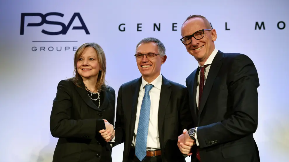 La CEO de General Motors, Mary T. Barra, junto al presidente del consejo de administración del Grupo PSA, Carlos Tavares, y el CEO de Opel, Karl Thomas Neumann.