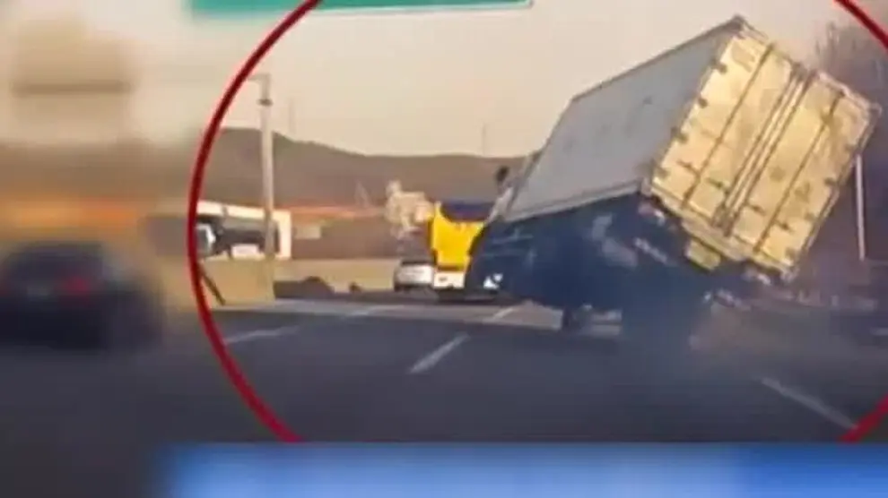 Espectacular maniobra de conducción de un camionero para evitar que vuelque el vehículo