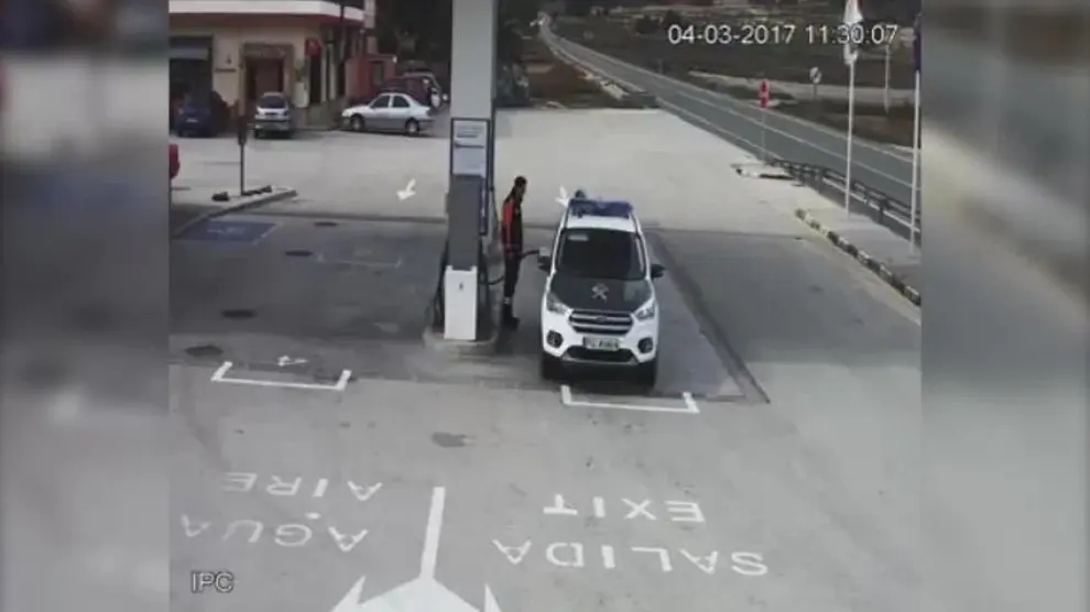 Un Guardia Civil y el empleado de una gasolinera a punto de ser atropellados