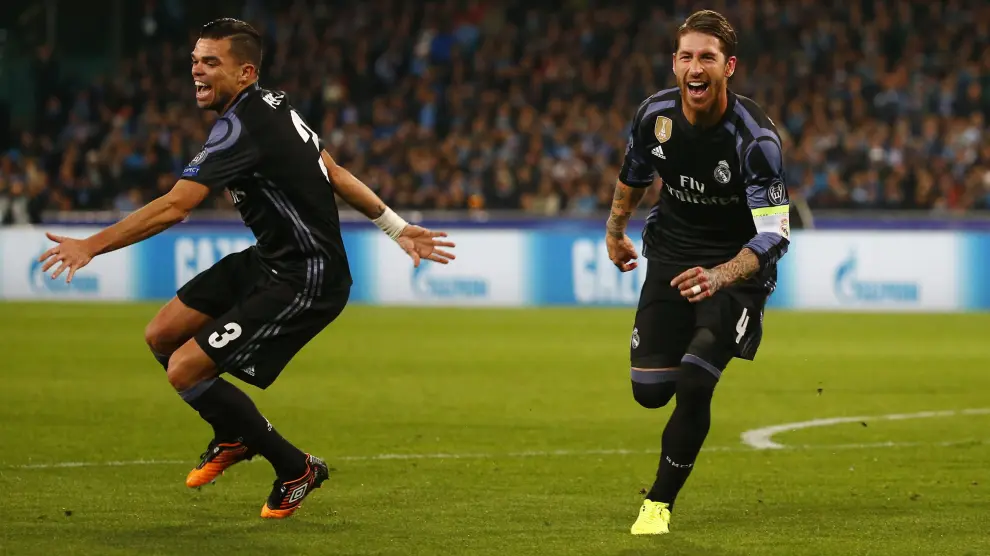 Sergio Ramos celebra un gol en el partido contra el Nápoles.