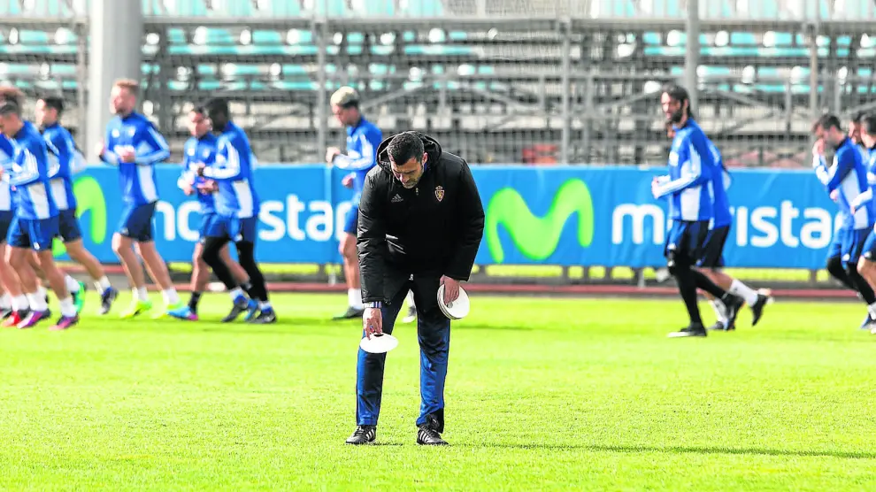 Raúl Agné organiza las tareas de entrenamiento durante la sesión de trabajo de ayer en la Ciudad Deportiva.