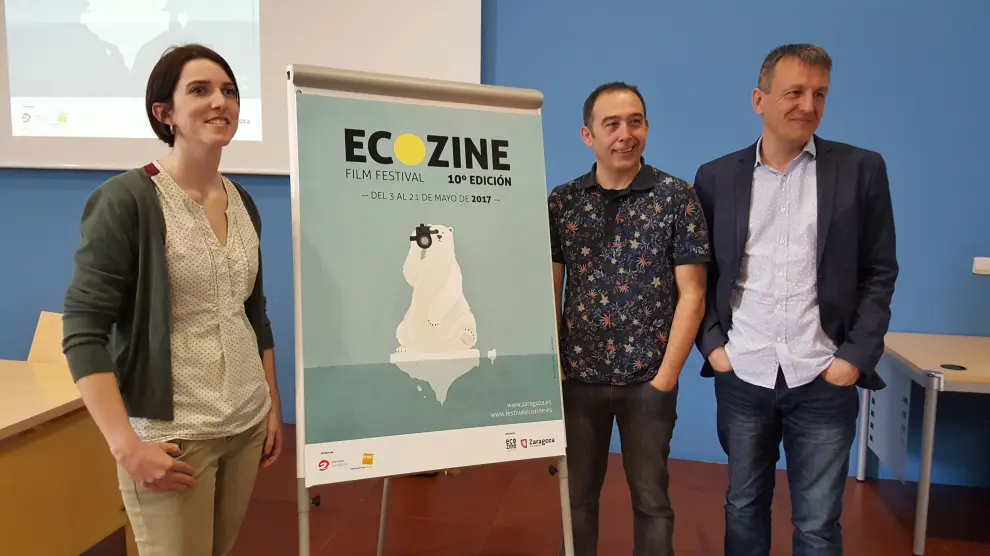 Diana Antolí, Pedro Piñeiro y Fernando Rivarés, junto al cartel de la próxima edición de Ecozine.