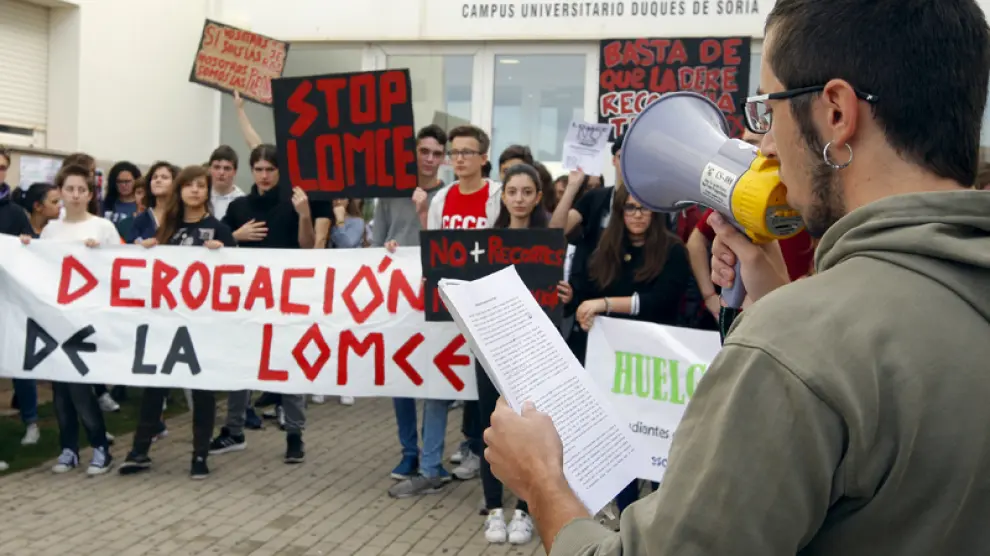 Fotografía de archivo de una concentración frente al Campus de Soria en protesta por la LOMCE y los recortes