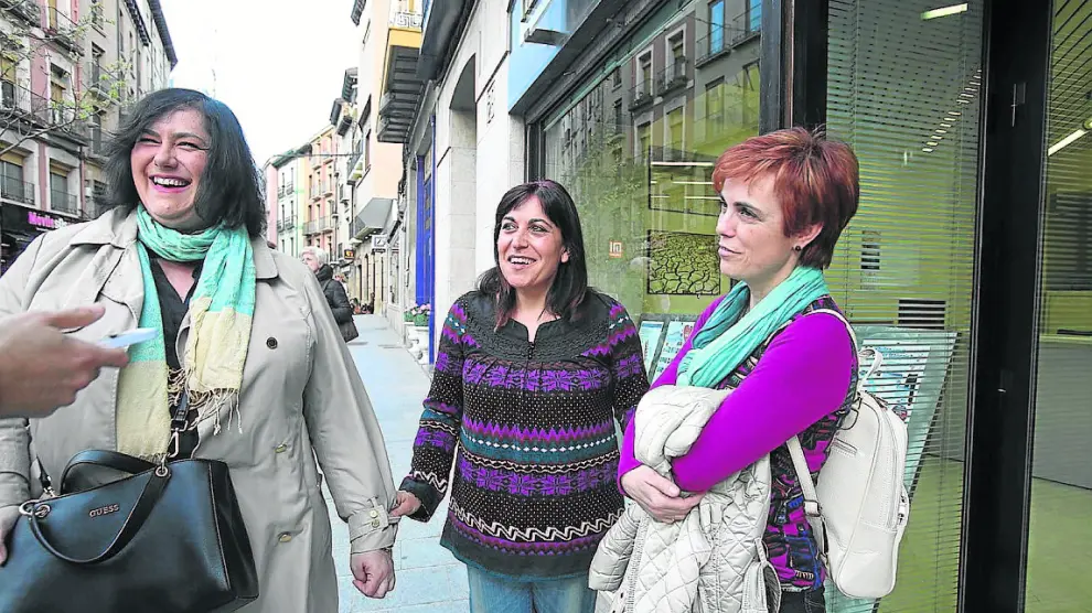 Conchita Lloro, Begoña Lamarca y Mari Carmen Monesma, ayer frente a la delegación de Heraldo.