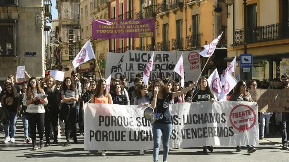 Varios de los centenares de estudiantes que se han manifestado hoy León durante la jornada de huelga general de enseñanza públic