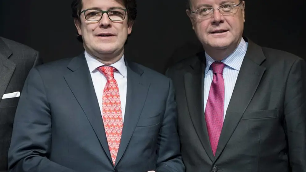 Alfonso Fernández Mañueco, a la izquierda, y Antonio Silván han confirmado sus precandidaturas a la Presidencia del PP de CyL