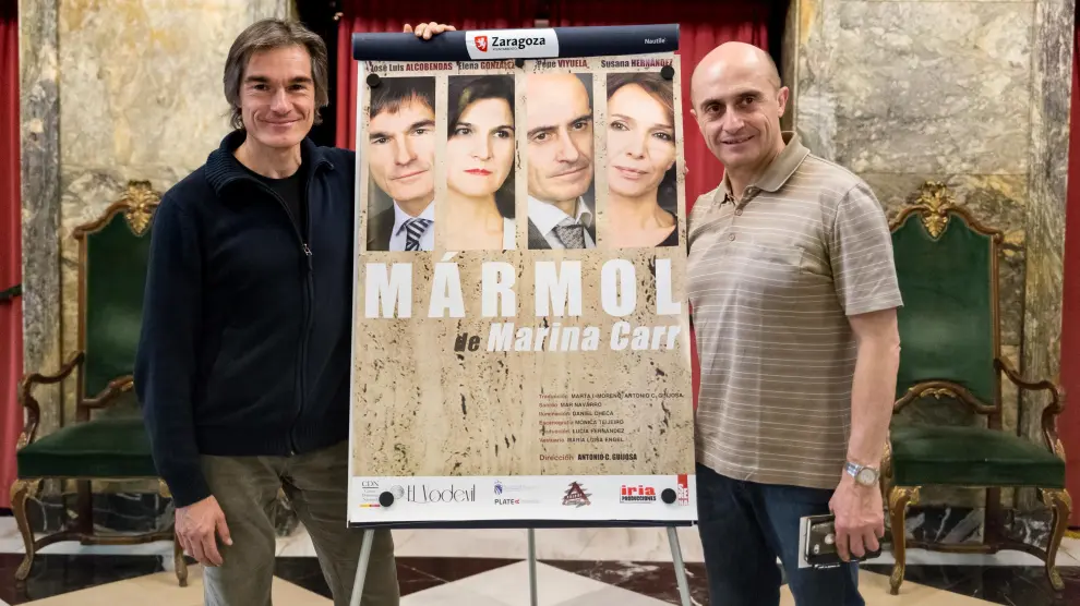 José Luis Alcobendas y Pepe Viyuela, este viernes en el Teatro Principal de Zaragoza, junto al cartel de 'Mármol'