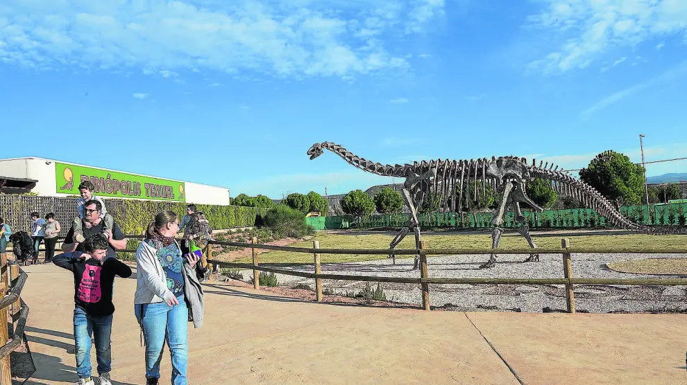 Un grupo de visitantes junto a la reproducción a escala real del esqueleto del 'Turiasaurio', una de las novedades de la temporada.