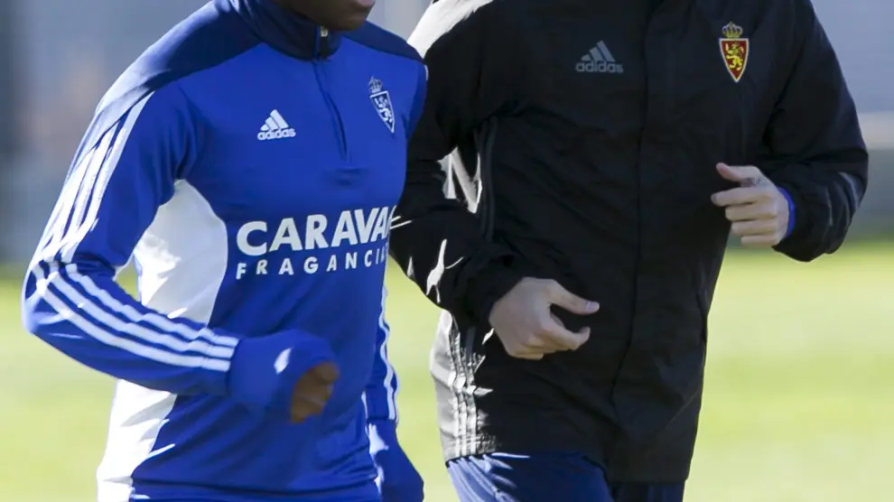 Jean Marie Dongou trota junto a Manu Lanzarote, durante un entrenamiento.