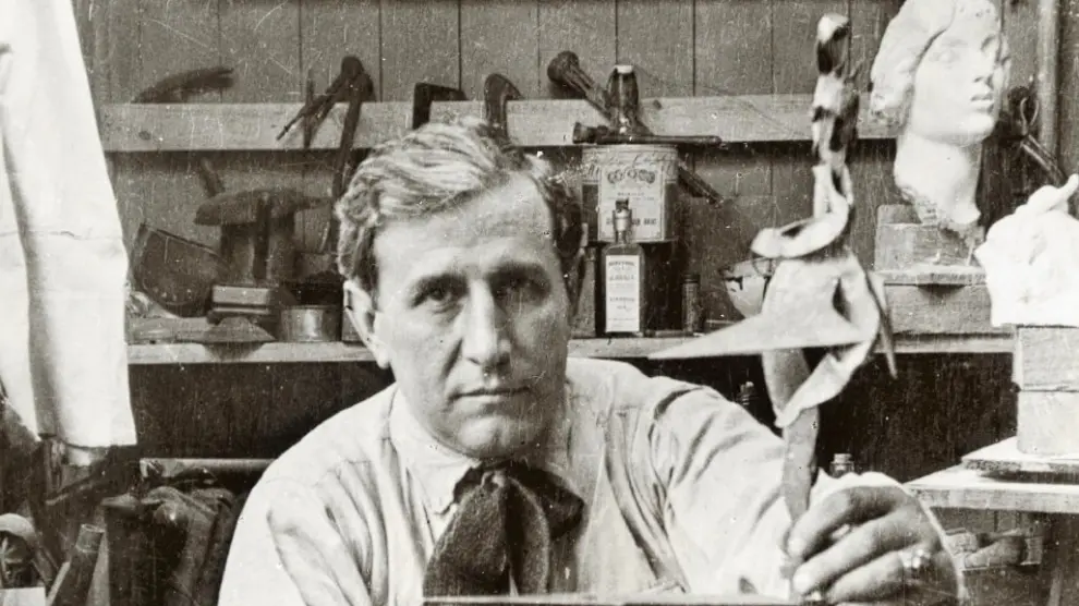 Pablo Gargallo, en su taller de Paris en 1924