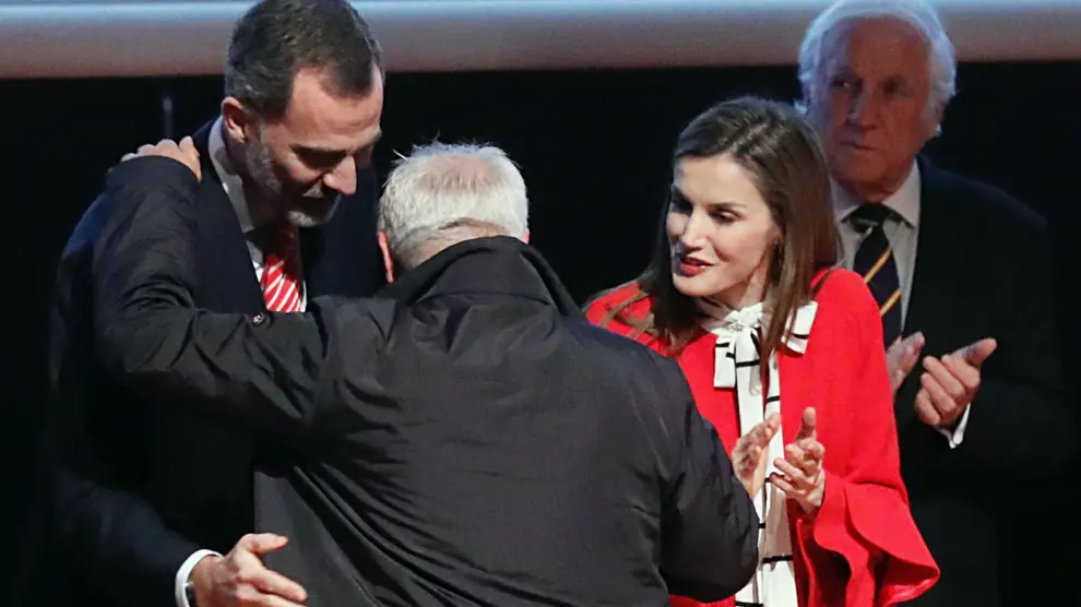 Don Felipe y doña Letizia entregan a José Andrés, padre del futbolista Andres Iniesta, la acreditación como nuevo embajador de la VII promoción de los 'Embajadores honorarios de la Marca España'.