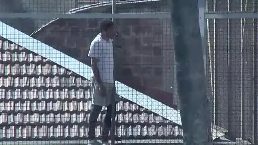 Un preso pasa once horas encaramado al tejado de una cárcel de Barcelona
