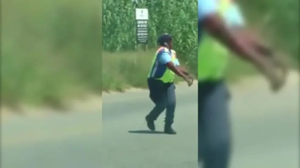 Un policía impresiona a los conductores con su baile