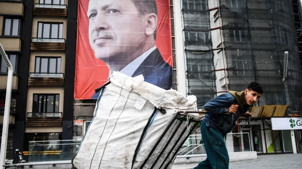 Un cartelón con la efigie de Erdogan adorna la plaza Taksim, en el centro de Estambul