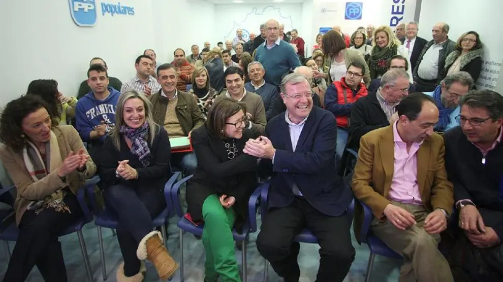 Antonio Silvan (3d), acompañado por la presidenta del partido en Soria, Marimar Angulo (3i), presenta su precandidatura a la presidencia del Partido Popular de Castilla y León, este martes en Soria