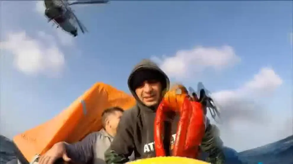 Ocho pescadores rescatados in extremis tras incendiarse su barco