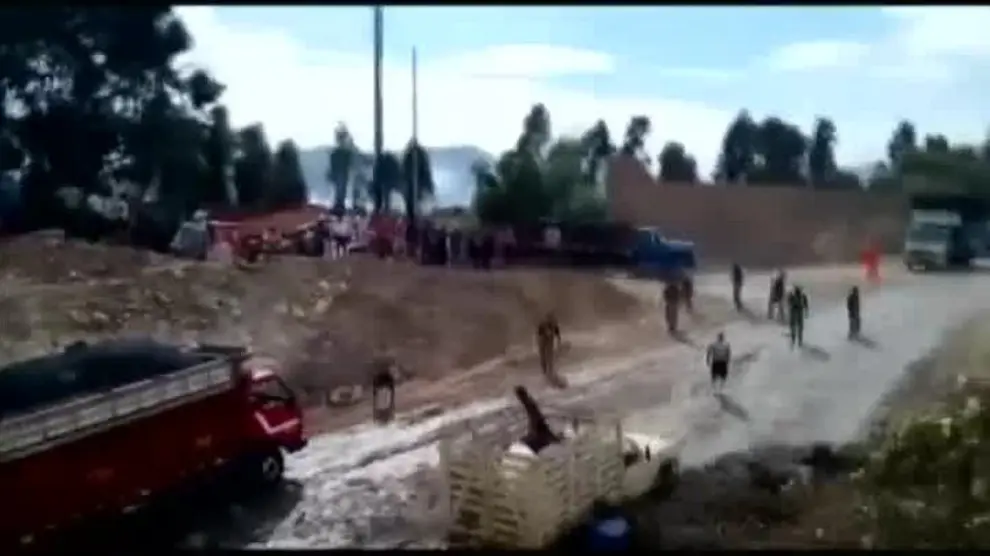 Angustioso rescate del conductor de un camión arrastrado por una riada