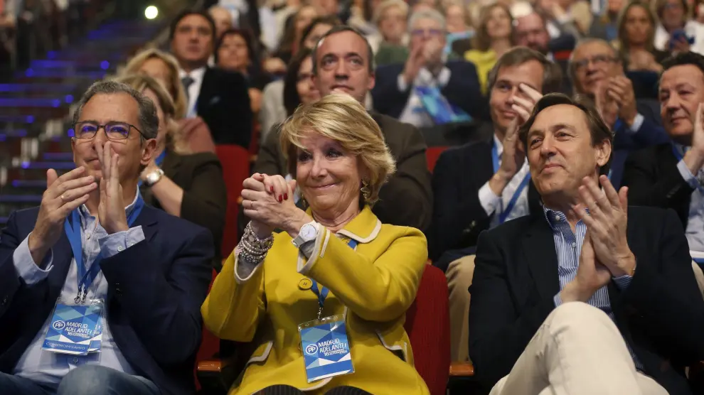 Esperanza Aguirre, emocionada por el aplauso del PP