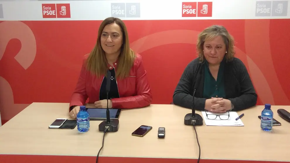 La viceportavoz del PSOE en las Cortes de Castilla y León, Virginia Barcones, (izquierda) junto a la alcaldesa de Vinuesa, Asunción Medrano.