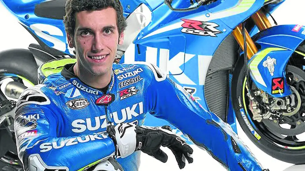 Álex Rins posa sonriente con su nueva moto.