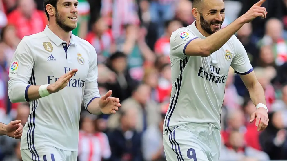 Benzema, junto a Bale, sonriente en San Mamés.