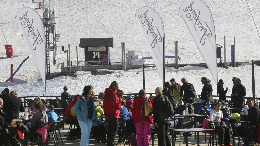 Las estaciones de esquí coinciden en que ha sido uno de los mejores fines de semana desde que se abrieron las pistas a principios de diciembre. En la fotografía, una de las terrazas de Candanchú, repleta a primera hora de la tarde.