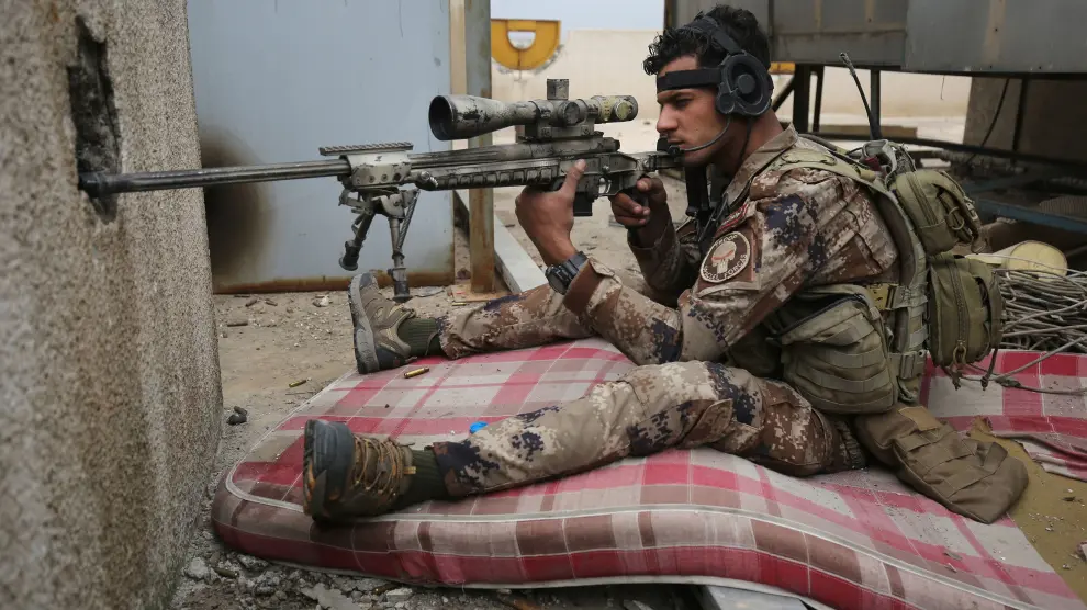 Un miembro de las fuerzas iraquíes lucha contra el Estado Islámico este domingo en Mosul.