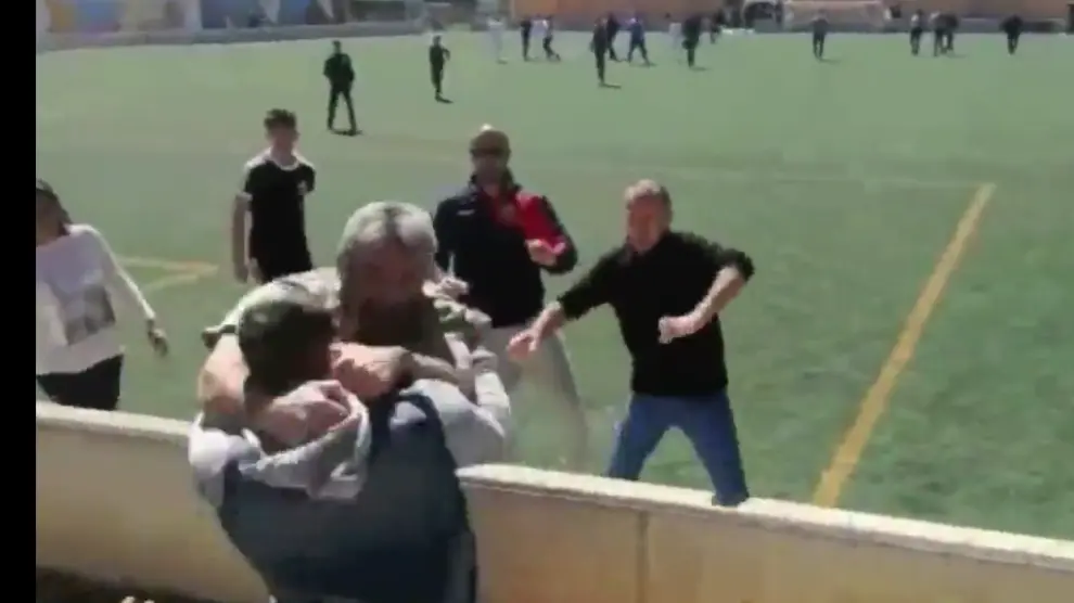 Imagen de un vídeo grabado por un aficionado en el estadio de Mallorca donde se disputaba el partido de infantiles.