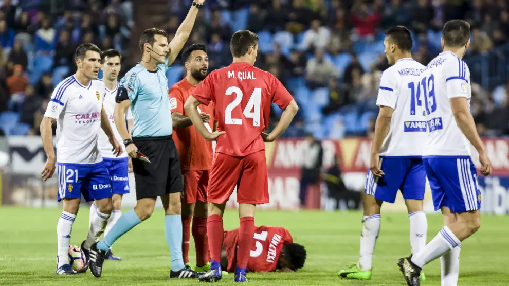Momento en el que Pulido Santana amonesta por segunda vez a Marcelo Silva ante el Sevilla Atlético. Era el minuto 91 y, en verdad, no hubo falta sobre Yan Brice, que se queja en el suelo. El zaragocista fue expulsado.