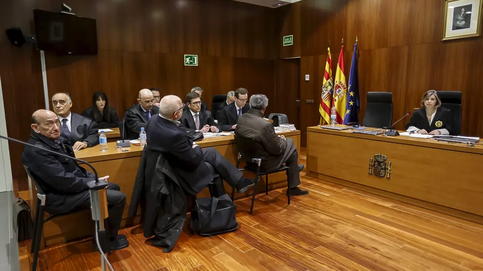 Sentados ante la juez, los acusados Becerril, Esco y García Becerril, durante la lectura del veredicto del jurado.