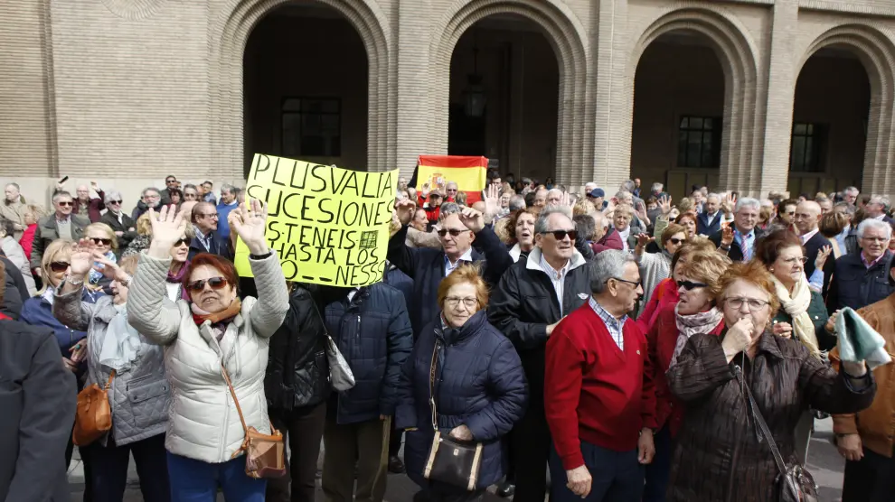 Protesta contra el impuesto de plusvalía frente al Ayuntamiento de Zaragoza.