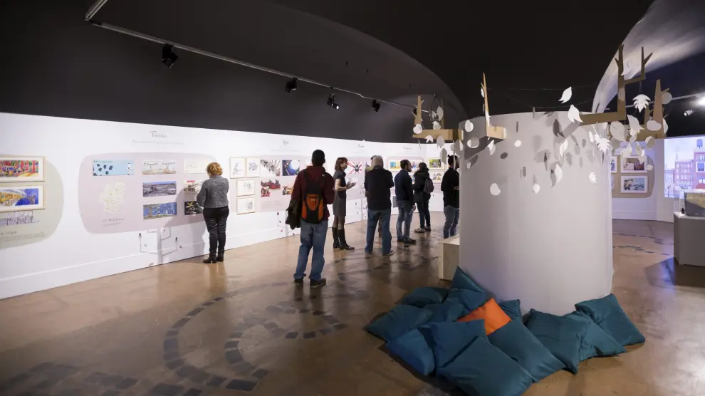 Visitantes en la exposición 'Imágenes de cuento' en el Centro de Historias.