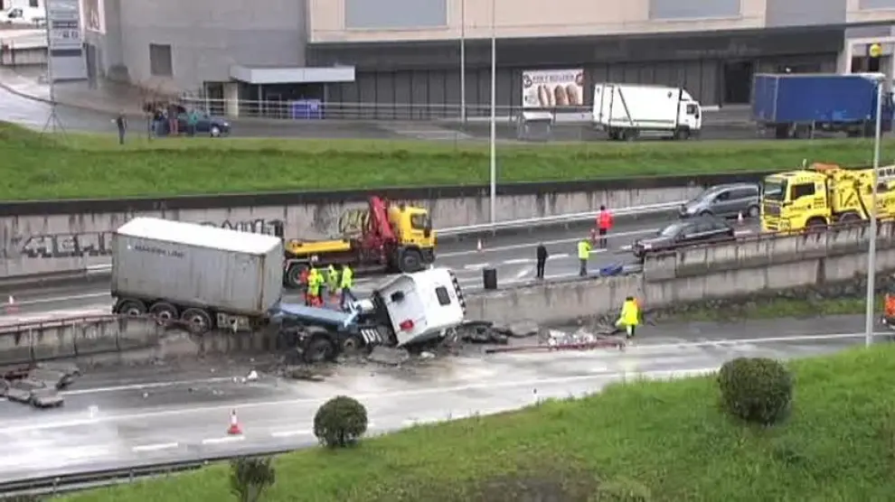 Espectacular accidente de tráfico al volcar un camión