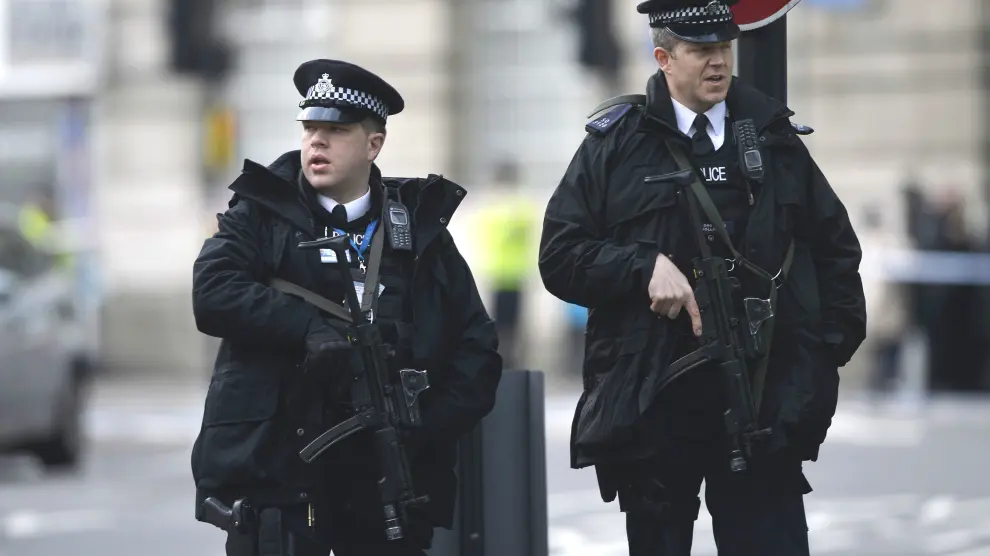 Dos policías custodian los alrededores de Westminster.