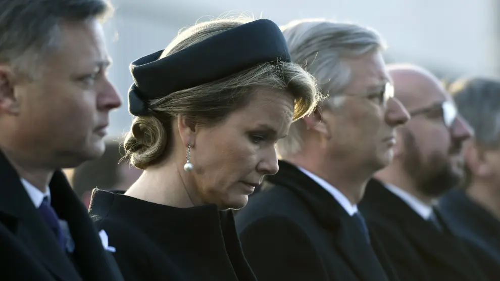 Los reyes de los belgas, Felipe y Matilde, y el primer ministro de Bélgica, Charles Michel, han guardado este miércoles un minuto de silencio en el aeropuerto de Bruselas.