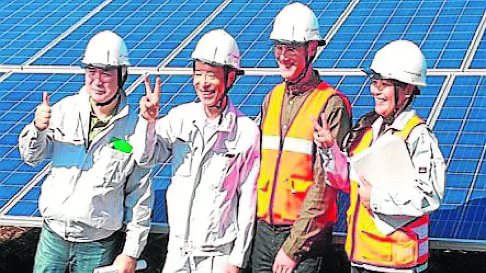 Trabajadores en la planta fotovoltaica de Mashiki (Japón), construida por Maetel.