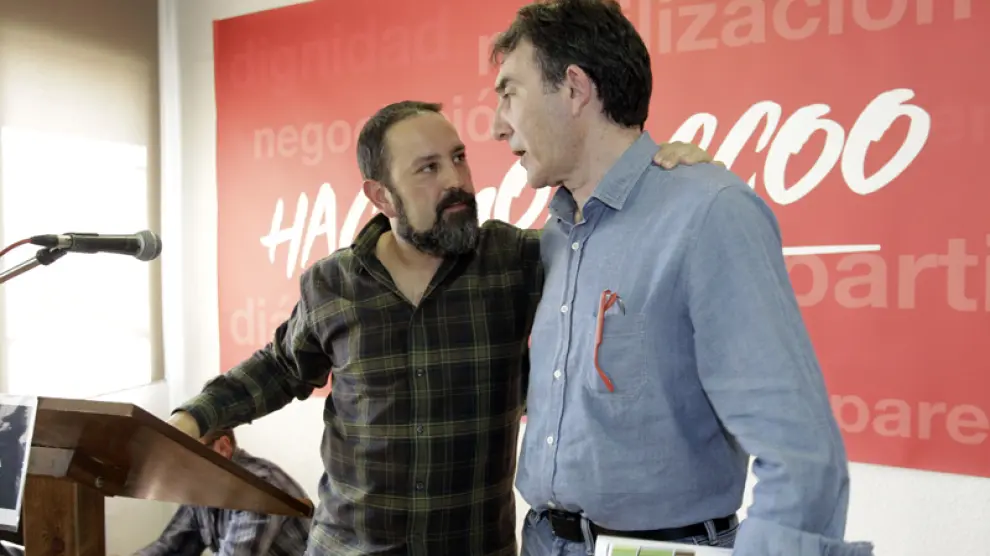 El secretario general de Comisiones Obreras en Castilla y León, Ángel Hernández, a la derecha, junto a Javier Moreno como nuevo secretario general en la provincia.