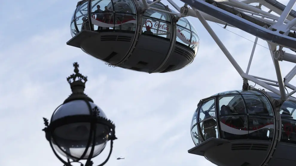 Los ocupantes del 'London Eye' han sido retenidos en las cabinas para garantizar su seguridad tras el atentado en Londres. 