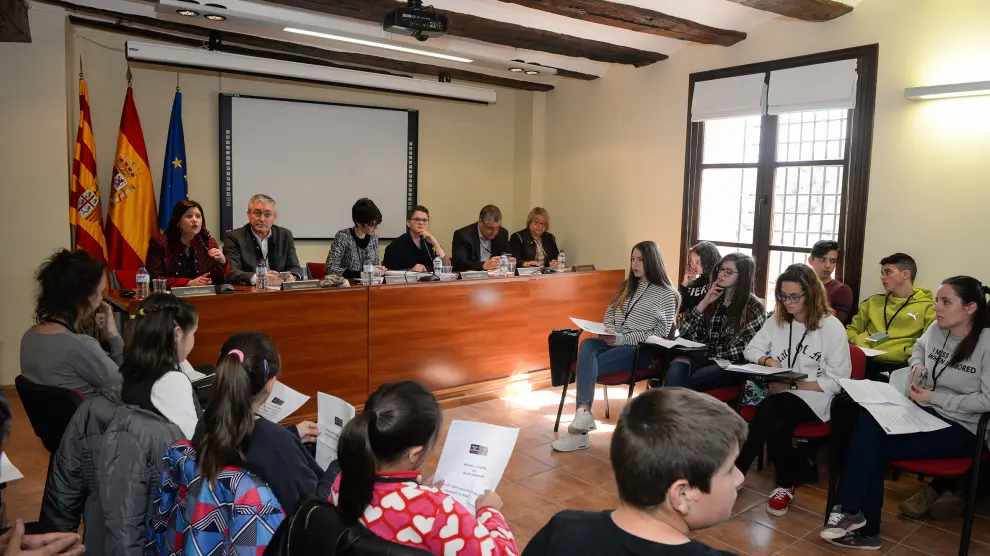 Los miembros de las Mesa de las Cortes presidieron un pleno juvenil con estudiantes del instituto y del colegio de Albarracín.