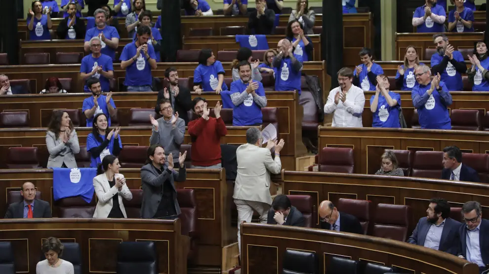 Los diputados de Unidos Podemos con camisetas reivindicativas azules con el lema 'Agua Pública 100%'.